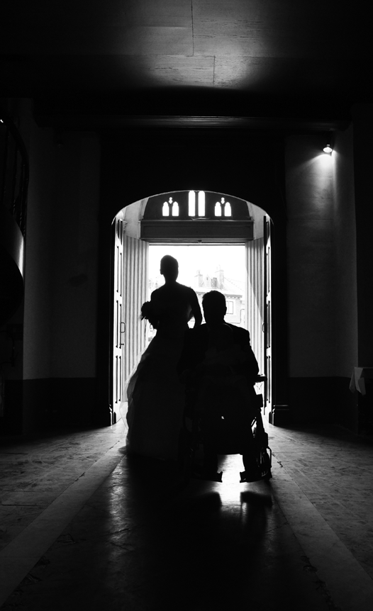 Photographe mariage Dordogne – Mariée accompagnée par son père en fauteuil roulant, émotion et tendresse
