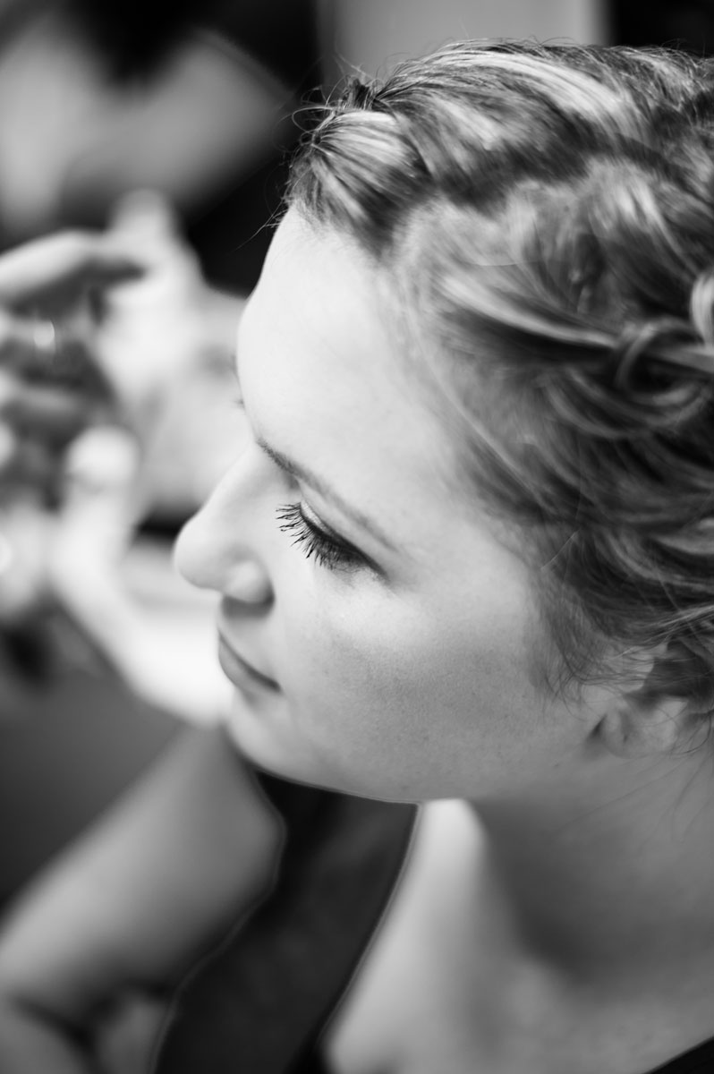 Photographe de mariage Dordogne – Préparatifs de la mariée, maquillage et émotions naturelles
