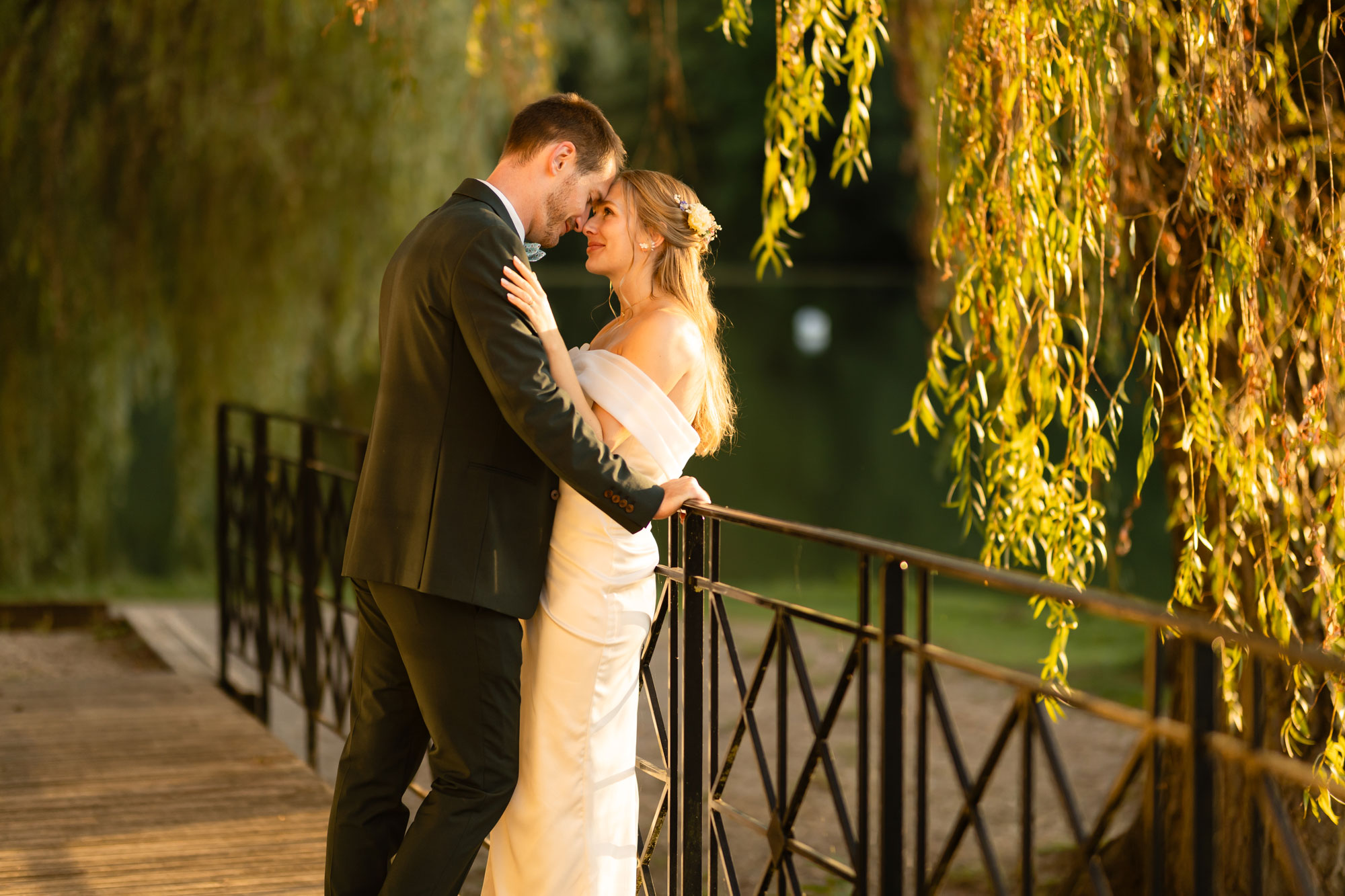 mariage-couple-+a-fleur-deau-correze Photographe de mariage en Corrèze – Cérémonie au bord du lac dans un cadre naturel et élégant
