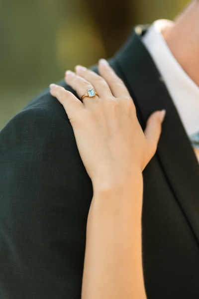 Photographe mariage Corrèze – Détail de bague de mariage, lumière douce et composition élégante