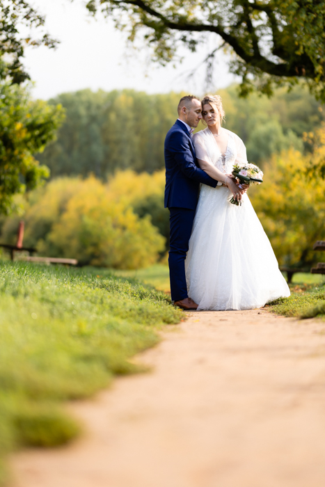 Photographe mariage Dordogne - couple enlacé lors de la séance couple