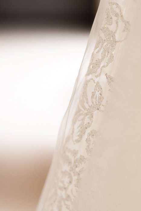 Photographe de mariage Dordogne – Détail de la robe de mariée, lumière naturelle et élégance