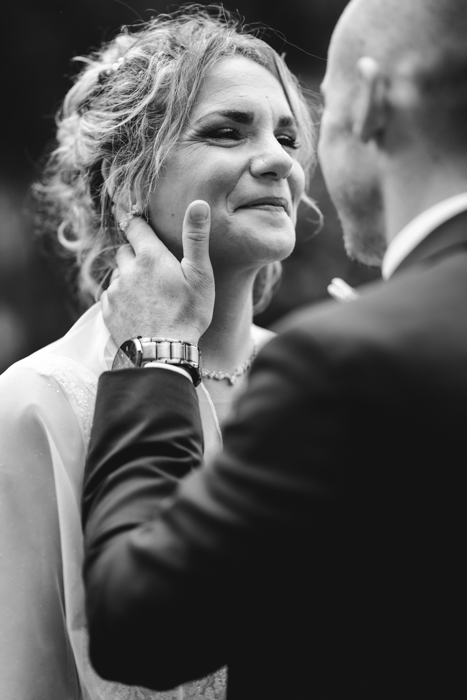 Photographe mariage Périgord - émotion douce de la mariée qui regarde son mari